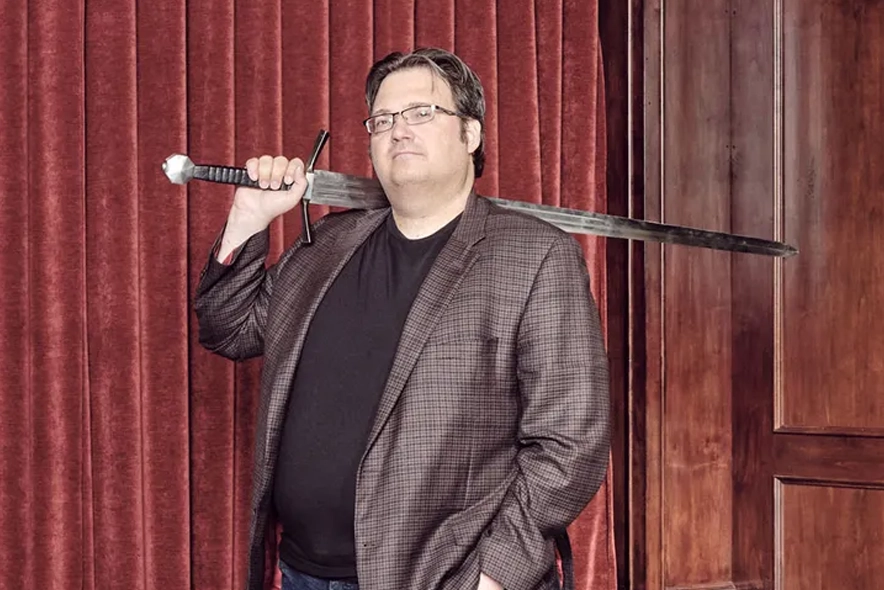 Brandon Sanderson i jego liczne książki. W jakiej kolejności je czytać?