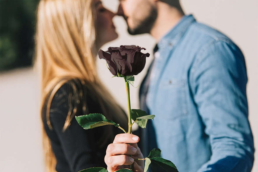 Bezpieczna miłość czy mroczna fascynacja? Porównanie romansu klasycznego i dark romance