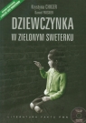 Dziewczynka w zielonym sweterku z płytą CD Chiger Krystyna, Paisner Daniel