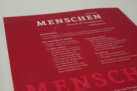Menschen A1 Arbeitsbuch mit 2 CD (Uszkodzona okładka) - Glas-Peters Sabine, Pude Angela, Reiman Monika