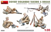 Model plastikowy Odpoczywający radzieccy żołnierze (35233)