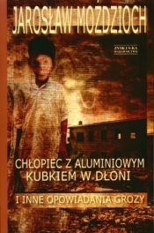 Chłopiec z aluminiowym kubkiem w dłoni