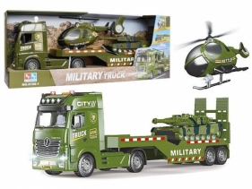 Auto z lawetą i pojazdami wojskowymi światło