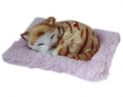 Śpiący kotek interaktywny na poduszce - jasno brązowy, pręgowany (107127)