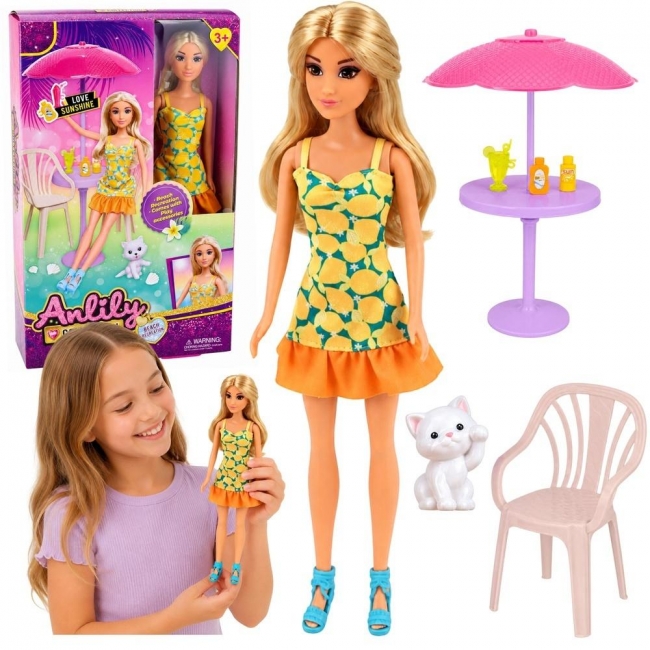 <img src='https://webimage.pl/pics/157/4/d5907990204157.jpg' style='height:440px' /> Lalka Anlily w żółtej sukience z kotkiem meble