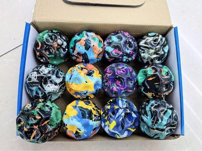 <img src='https://webimage.pl/pics/181/5/d5901271625181.jpg' style='height:440px' /> Piłeczka dobrze odbijająca się MIX