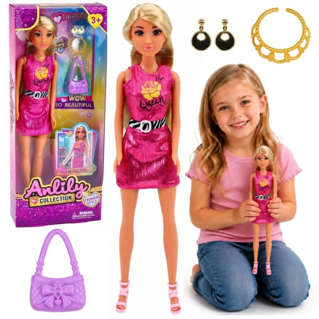 <img src='https://webimage.pl/pics/188/4/d5907990204188.jpg' style='height:440px' /> Lalka Anlily w różowej sukience z torebką