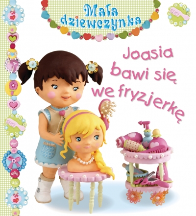 Joasia bawi się we fryzjerkę. Mała dziewczynka