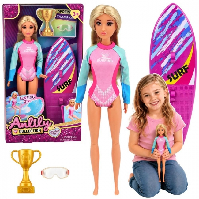 <img src='https://webimage.pl/pics/195/4/d5907990204195.jpg' style='height:440px' /> Lalka Anlily Surferka w kombinezonie z deską