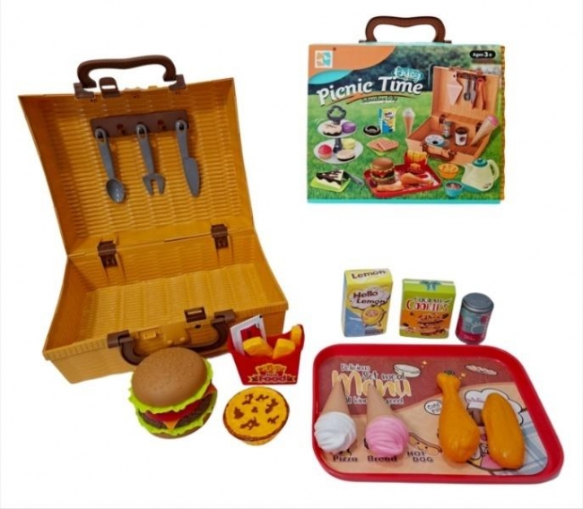 Koszyk piknikowy z produktami spożywczymi
