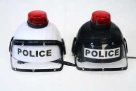 Hełm policjanta ze światłem