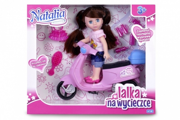 Lalka Natalia ze skuterem, brunetka (120404b)