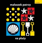 Maluszek patrzy Na plaży