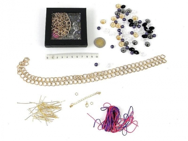 <img src='https://webimage.pl/pics/331/8/d5907582548331.jpg' style='height:440px' /> Zestaw do robienia bransoletek 8,5x8,5x2,5cm