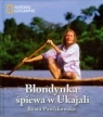 Blondynka śpiewa w Ukajali