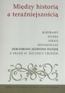 Między historią a teraźniejszościąRozprawy studia szkice dedykowane