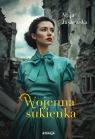  Wojenna sukienka. Wielkie Litery