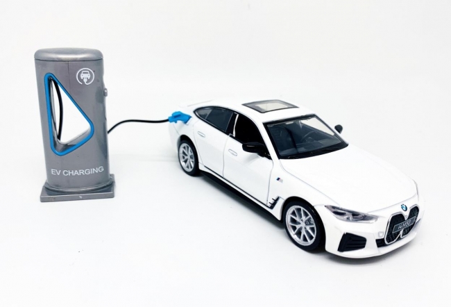 <img src='https://webimage.pl/pics/380/8/d4897071928380.jpg' style='height:440px' /> BMW I4 M50 elektryczny biały