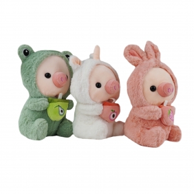 Pluszowy prosiaczek w uroczym ubranku, 23 cm