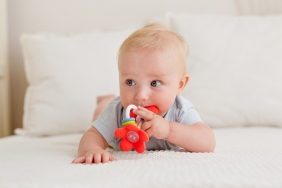 GiliGums, Grzechotka Kwiatki - czerwona