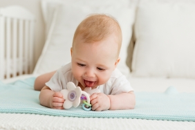 GiliGums, Grzechotka Kwiatki - pastelowa