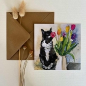 Kot wąchający tulipany