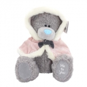 Miś 26 cm w pelerynie - <br />