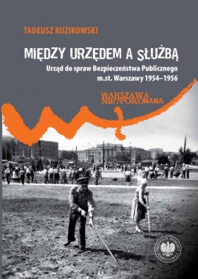 Między urzędem a służbą - Tadeusz Ruzikowski