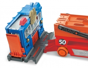 Hot Wheels: Mega Transporter z miejscem na 50 aut w skali 1:64 (GHR48)