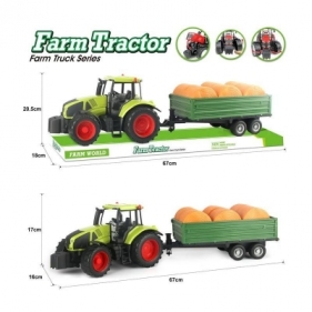 Traktor z belami słomy
