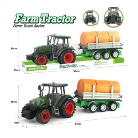 Traktor z przyczepą i belkami słomy