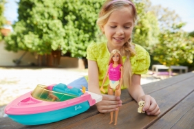 Barbie: lalka + motorówka (GRG30)