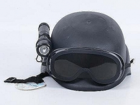 Hełm policyjny z latarką