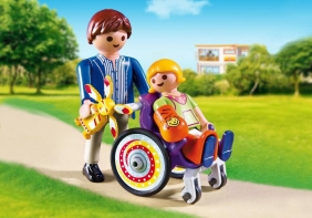Dziecko na wózku inwalidzkim (6663)