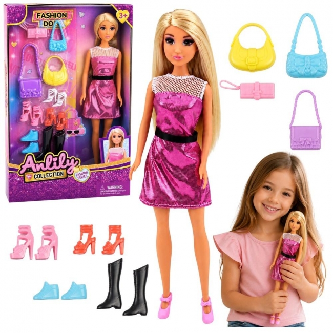 <img src='https://webimage.pl/pics/652/4/d5907990204652.jpg' style='height:440px' /> Lalka Anlily w różowej sukience akcesoria