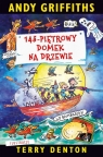  143-piętrowy domek na drzewie