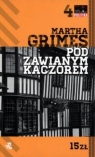 Pod Zawianym Kaczorem Martha Grimes