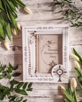 Pamiątka Pierwszej Komunii Świętej w pudełku z prezentem (różańcem) - Opracowanie zbiorowe