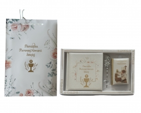 Modlitewnik i pamiątka Pierwszej Komunii Świętej w pudełku z prezentem (różańcem)