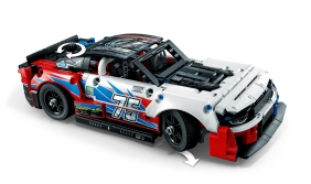 LEGO Technic: Nowy Chevrolet Camaro ZL1 z serii NASCAR (42153)