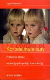 Kot zdejmuje buty