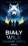  Biały wilk biegnie nocą