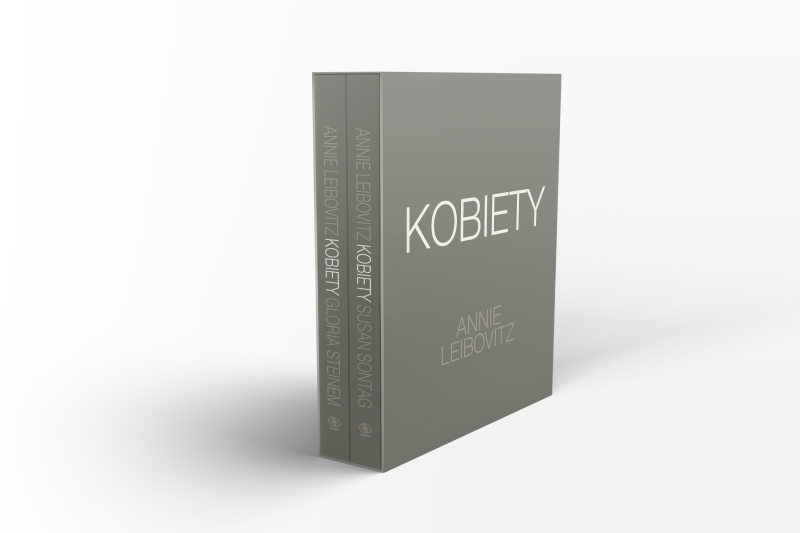 <img src='https://webimage.pl/pics/774/3/dAnnie-Leibovitz_Kobiety_3D_1.jpg'>