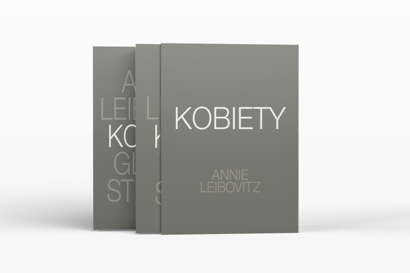 <img src='https://webimage.pl/pics/774/3/dAnnie-Leibovitz_Kobiety_3D_3.jpg'>