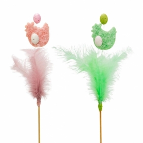 Pisklę z piórkami na piku