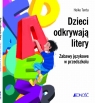 Dzieci odkrywają litery zabawy językowe w przedszkolu Tenta Heike