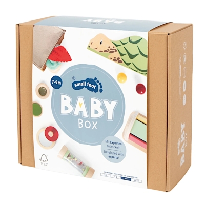 <img src='https://webimage.pl/pics/785/8/d4020972128089.jpg' style='height:440px' /> Zestaw Small Foot Baby-Box 7-9 miesięcy