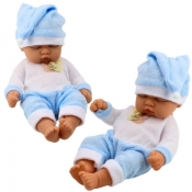 Lalka śpiący bobas w niebieskiej piżamce