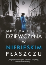 Dziewczyna w niebieskim płaszczu Wielkie Litery Hesse Monica
