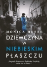 Dziewczyna w niebieskim płaszczu Wielkie Litery Monica Hesse